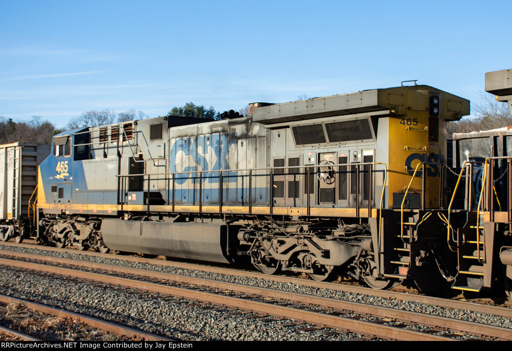 CSX 465 trails on M426